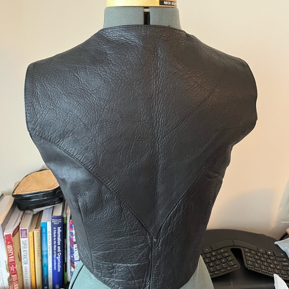 Shaf Women's Leather Vest Motorcycle Harley.
Ladies of Harley patch and buttons - Picture 6 of 10